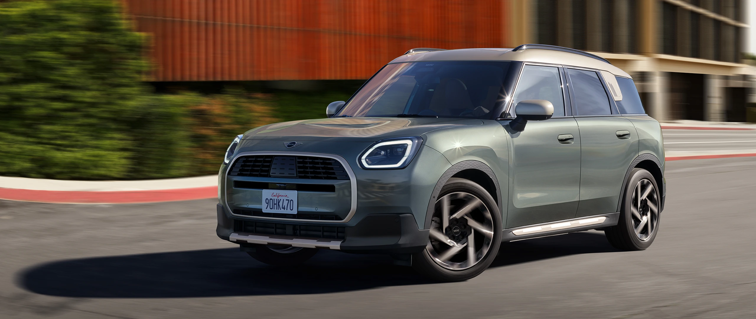 Vidéo en studio, avec rotation, présentant les options de personnalisation extérieure du MINI Countryman 100 % électrique dans plusieurs couleurs de peinture officielles MINI.