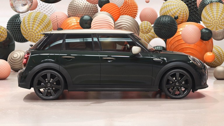 MINI Hatch Resolute Edition cu 5 uşi – Verde Rebel