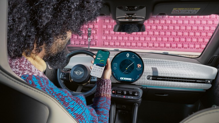 MINI pur electric - experienţă digitală - mini app