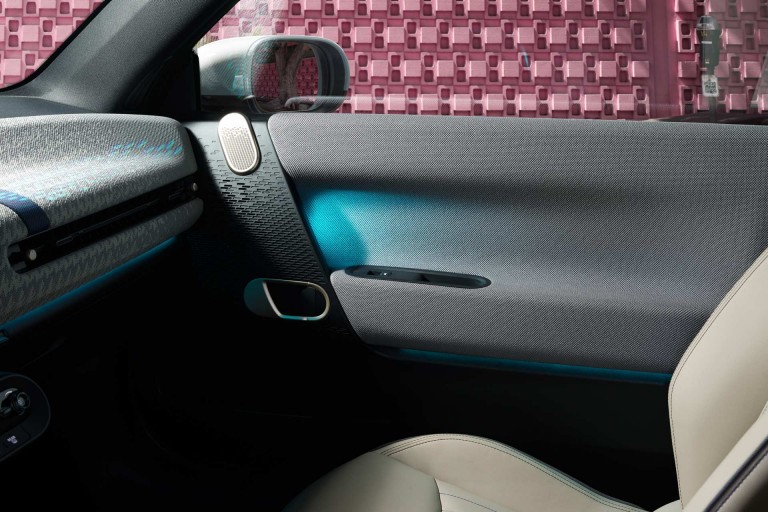 MINI pur electric - sustenabilitate - materiale textile reciclate