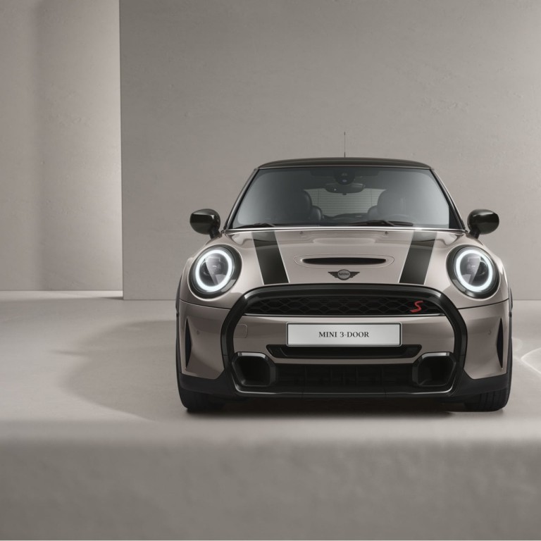 MINI Hatch cu 3 uşi – Imagine din partea laterală – gri şi negru 