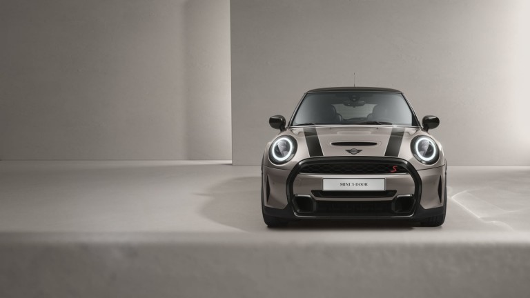 MINI Hatch cu 3 uşi – Imagine din partea laterală – gri şi negru 