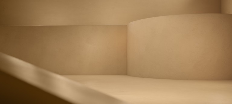 MINI Hatch cu 5 uşi - imagine in faţa unei case 